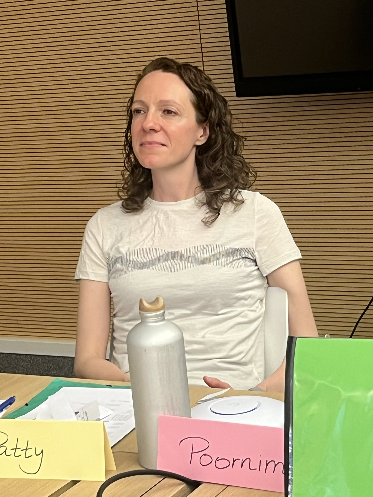 Patty as VP Membership of Speakers Express Böblingen counts the time at one of our meeting. 